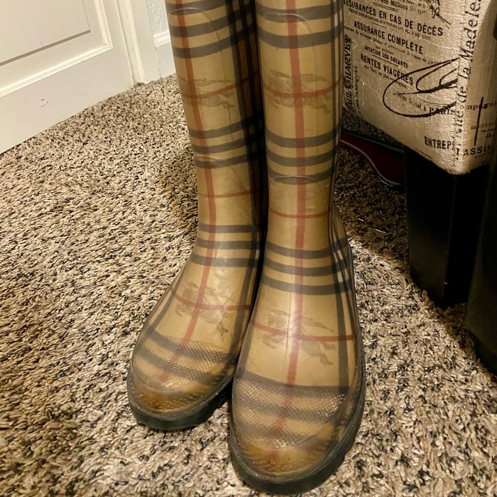 Burberry rain boots size 37